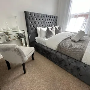 Comfortable For One Cozy For Two 5 Min From The Small Room. Bournemouth